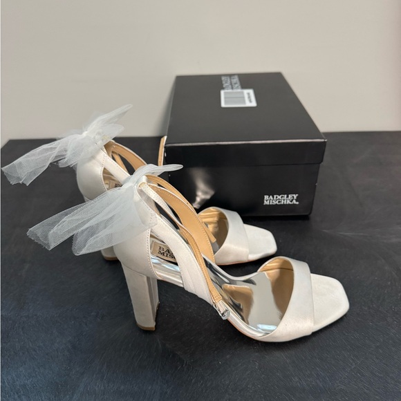 Badgley Mischka Kim Mesh Bow Block Heel Sandals Size 7.5 - Picture 1 of 9